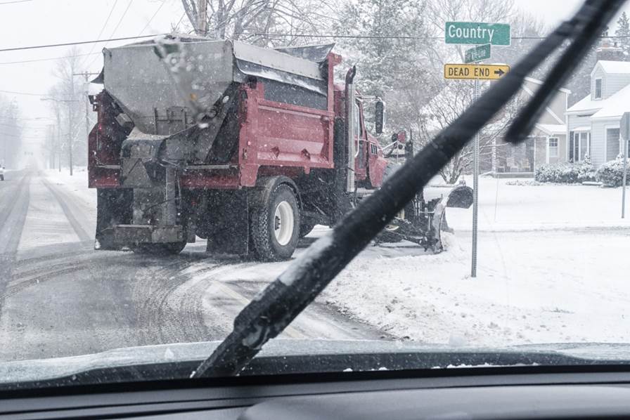 A snow plow truck on the road

AI-generated content may be incorrect.